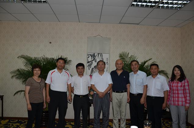 新闻采访团与基金会有关人员合影