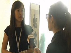 基金会参与为贫困儿童捐赠衣物并接受采访